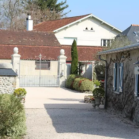 乐恩克罗斯贝尔纳斯住宿加早餐旅馆 Benejacq